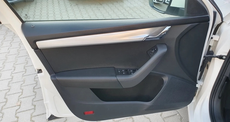 Skoda Octavia cena 40600 przebieg: 168500, rok produkcji 2019 z Biecz małe 277